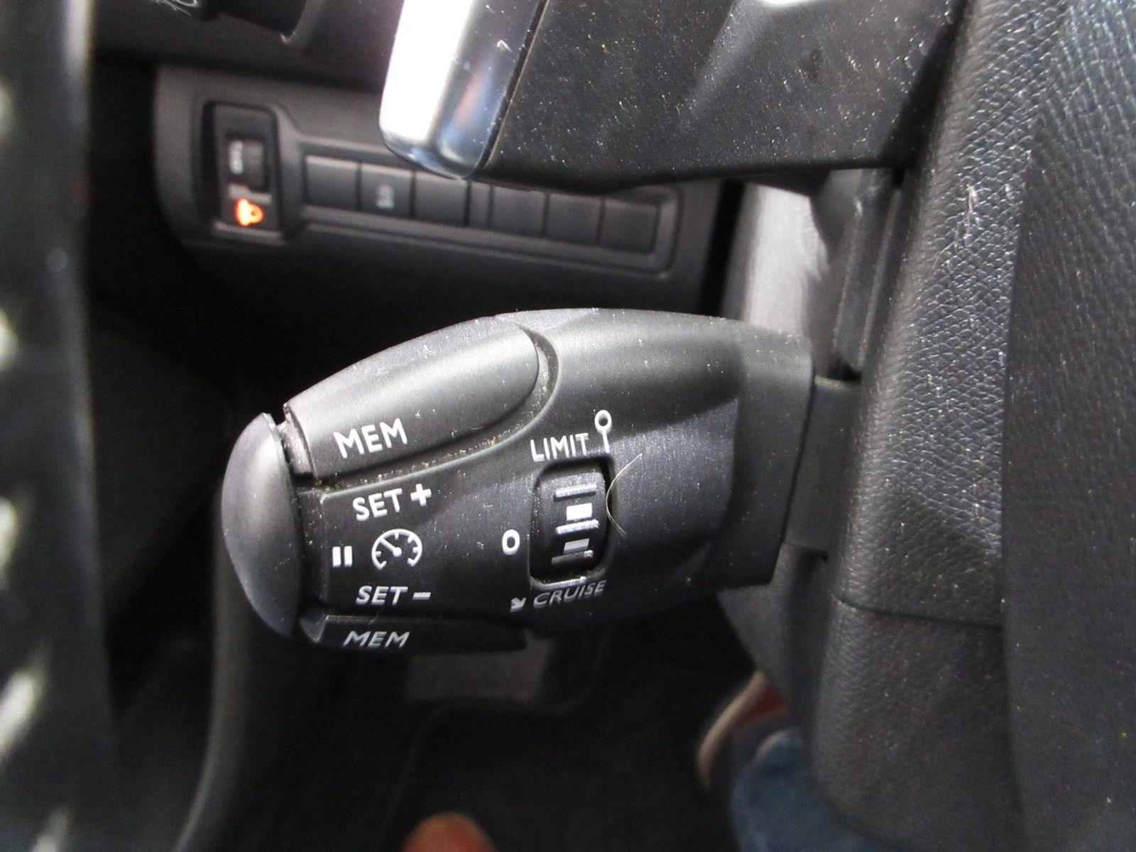 Fahrzeugabbildung Peugeot 308 SW Allure 1.5D LED/NAVI/LEDER/SHZ/PDC