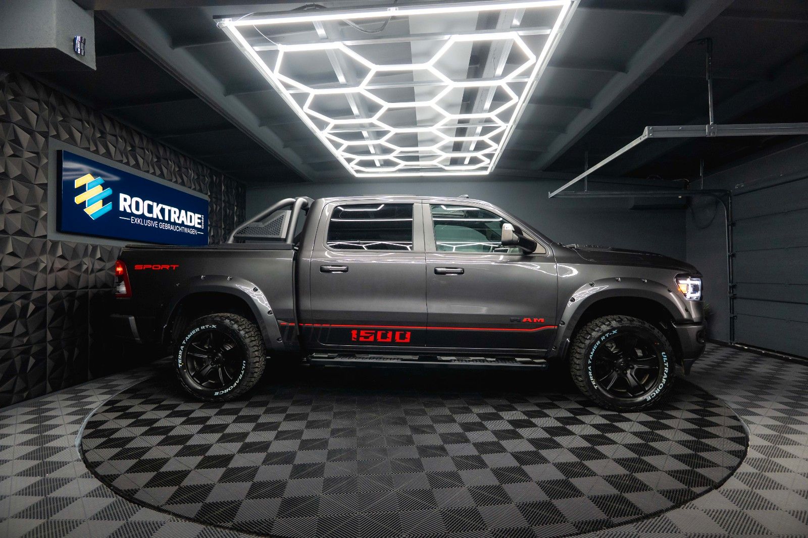 Fahrzeugabbildung Dodge RAM 5.7 V8 HEMI 4x4 OFFROAD Night-Edition *Pano*