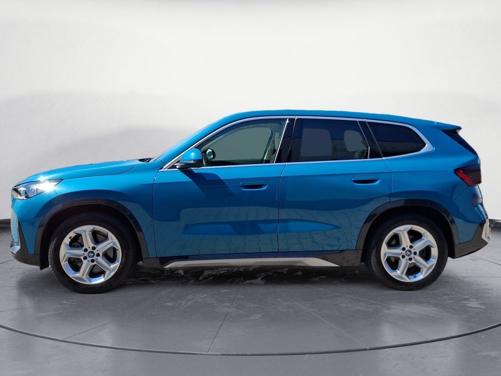 BMW iX1 xDrive30 Navi Tempom.aktiv Panoramadach Blue foto 4