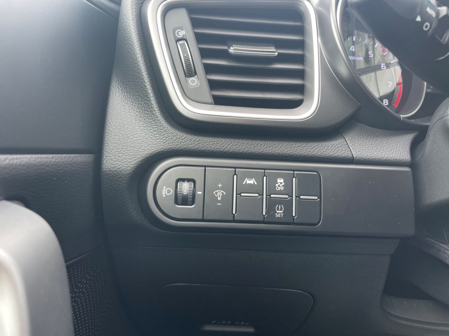 Fahrzeugabbildung Kia Ceed_sw Kamera Verkehrszeichenerk SpurhalteAss