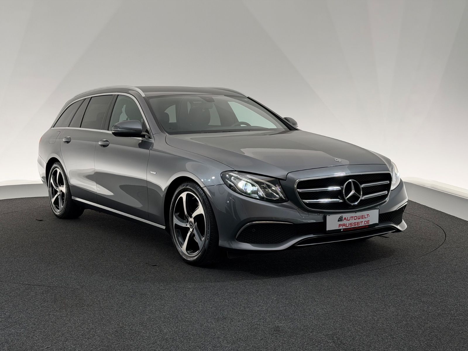 Gebrauchtwagen Mercedes-Benz E E 300d T*AVANTGARDE*LED-AHK-R.KAM-SP.STZ-SHZ-APP in Horb am Neckar