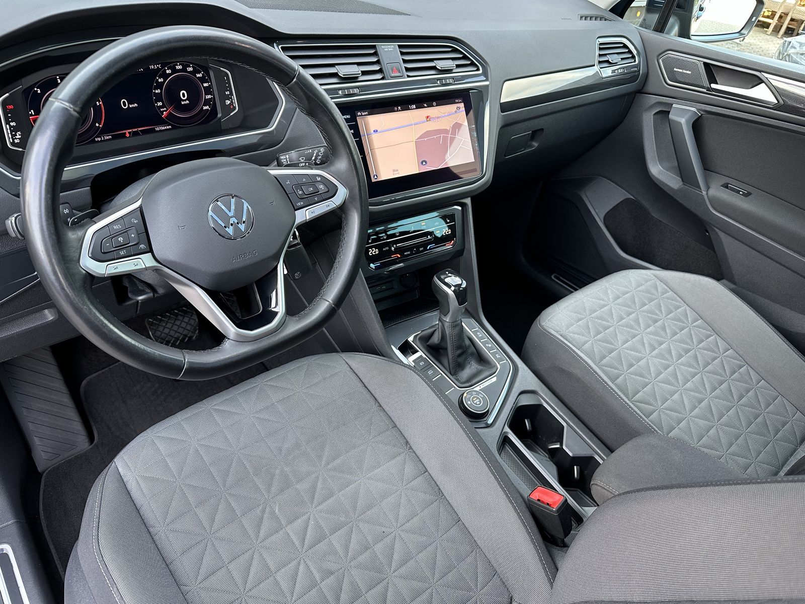 Fahrzeugabbildung Volkswagen Tiguan 2.0 TDI DSG 4M Life NAV+LED+PANO+H&K+ACC