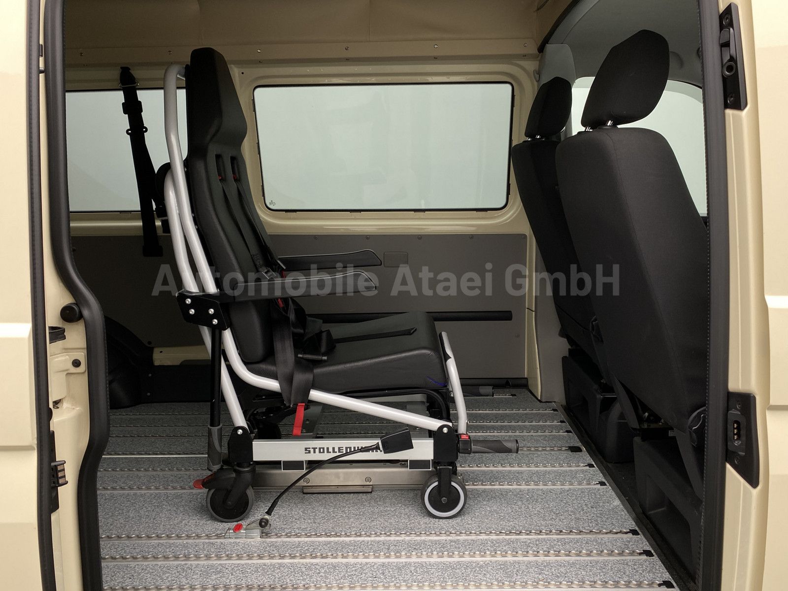 Fahrzeugabbildung Volkswagen T6 Kombi KTW *Rollstuhl-Rampe+Tragestuhl*