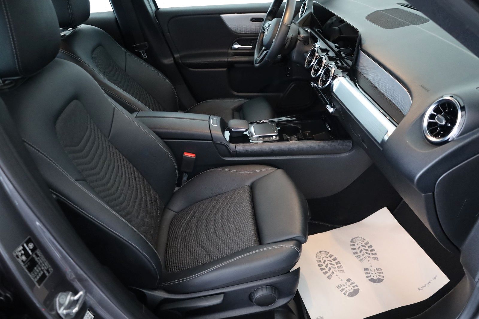 Fahrzeugabbildung Mercedes-Benz GLB 200d Style, T.Leder,Navi,LED,SH,Kamera,AHK