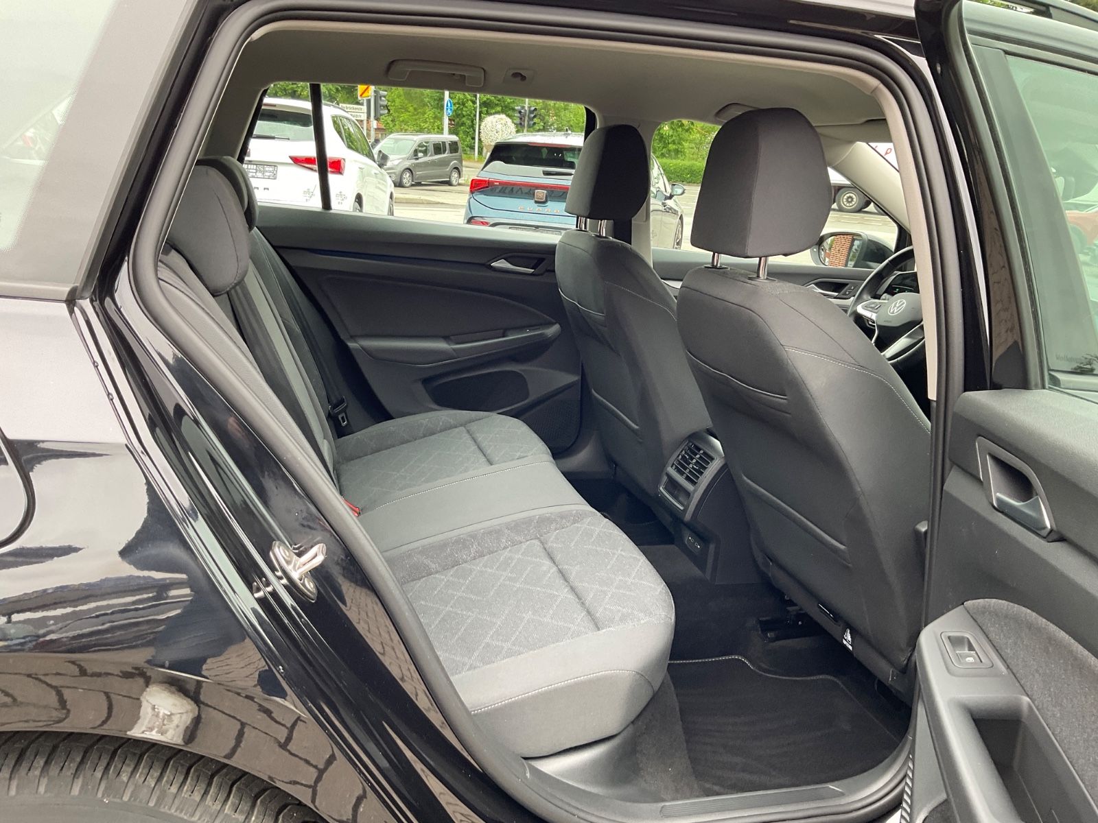 Fahrzeugabbildung Volkswagen Golf Variant 1.5 eTSI DSG Life,LED,AHK,ACC,carpl
