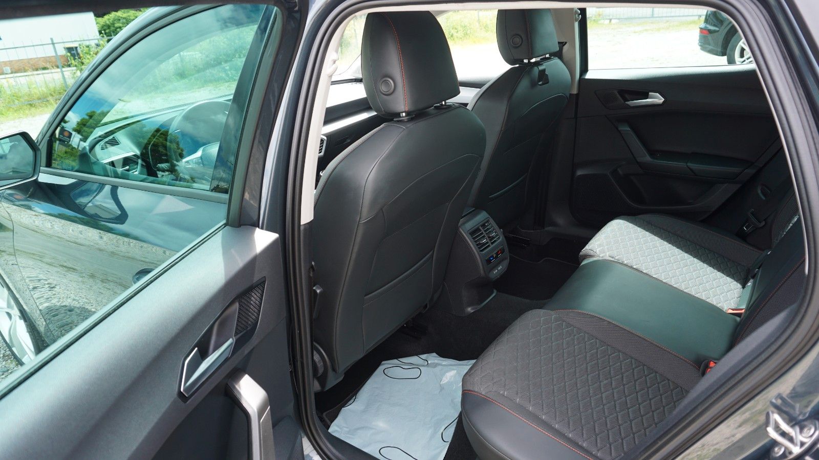 Fahrzeugabbildung SEAT Leon FR, SEAT Garantie, Navi, Sportfahrwerk, LED