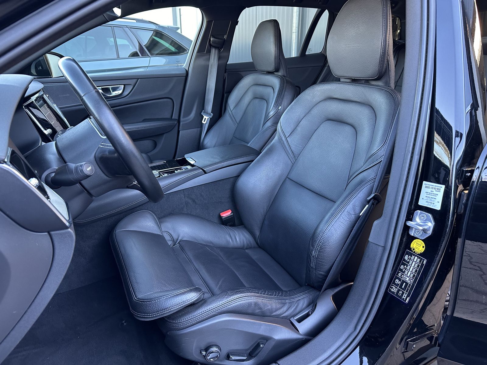 Fahrzeugabbildung Volvo V60 T8 AWD Inscription Hybrid NAV+LED+H&K+18ZOLL