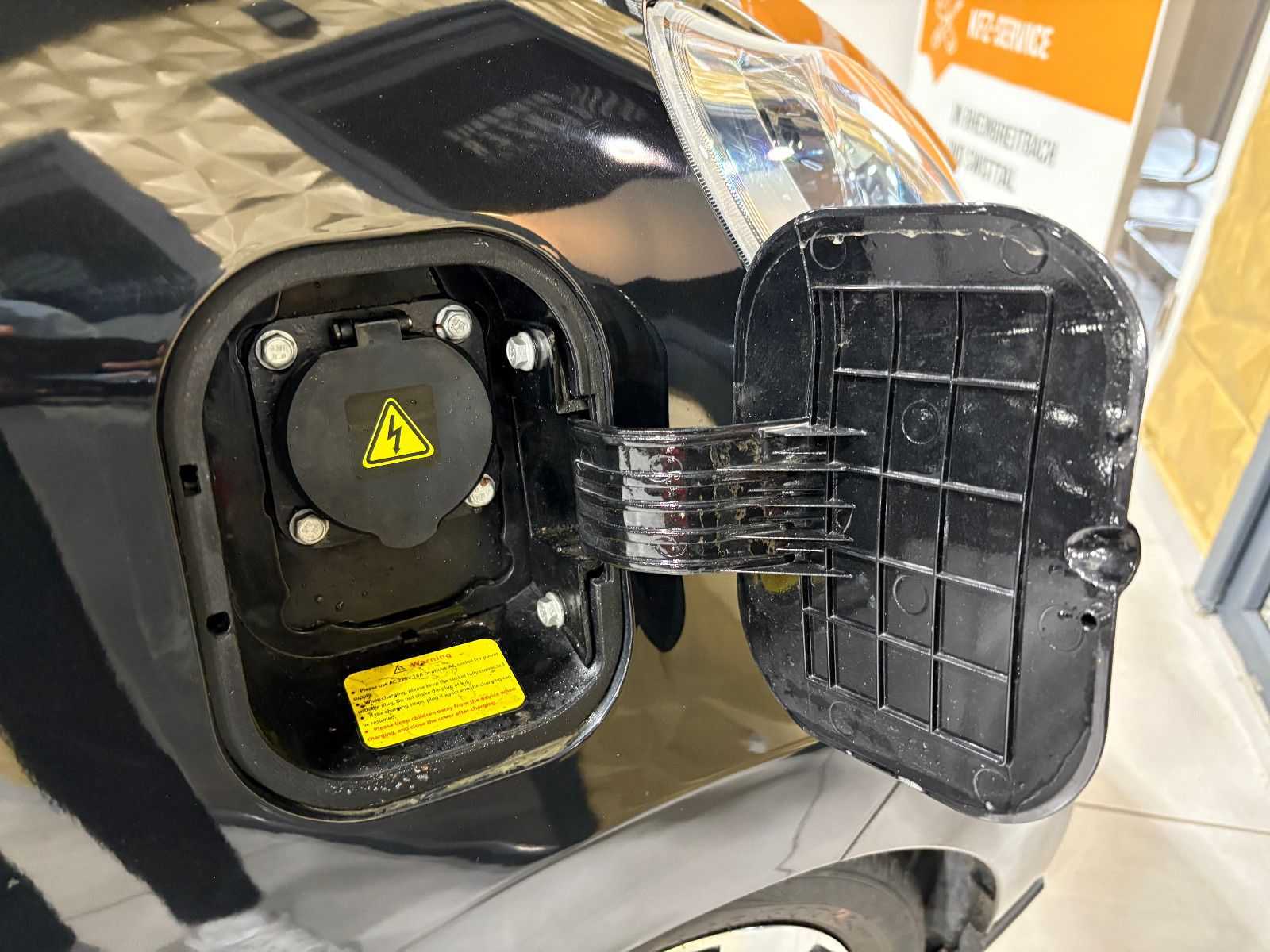 Fahrzeugabbildung Elaris PIO/KAMERA/APPLE/KLIMA/2-SITZ/AUTOMATIK