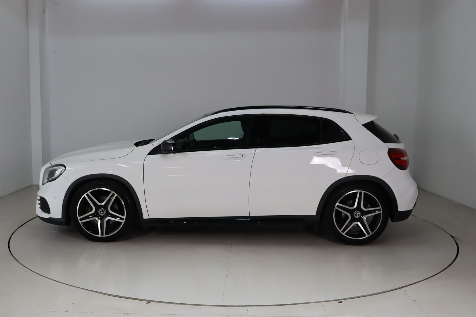 Fahrzeugabbildung Mercedes-Benz GLA 220 d AMG-line * LED * Navi * Pano