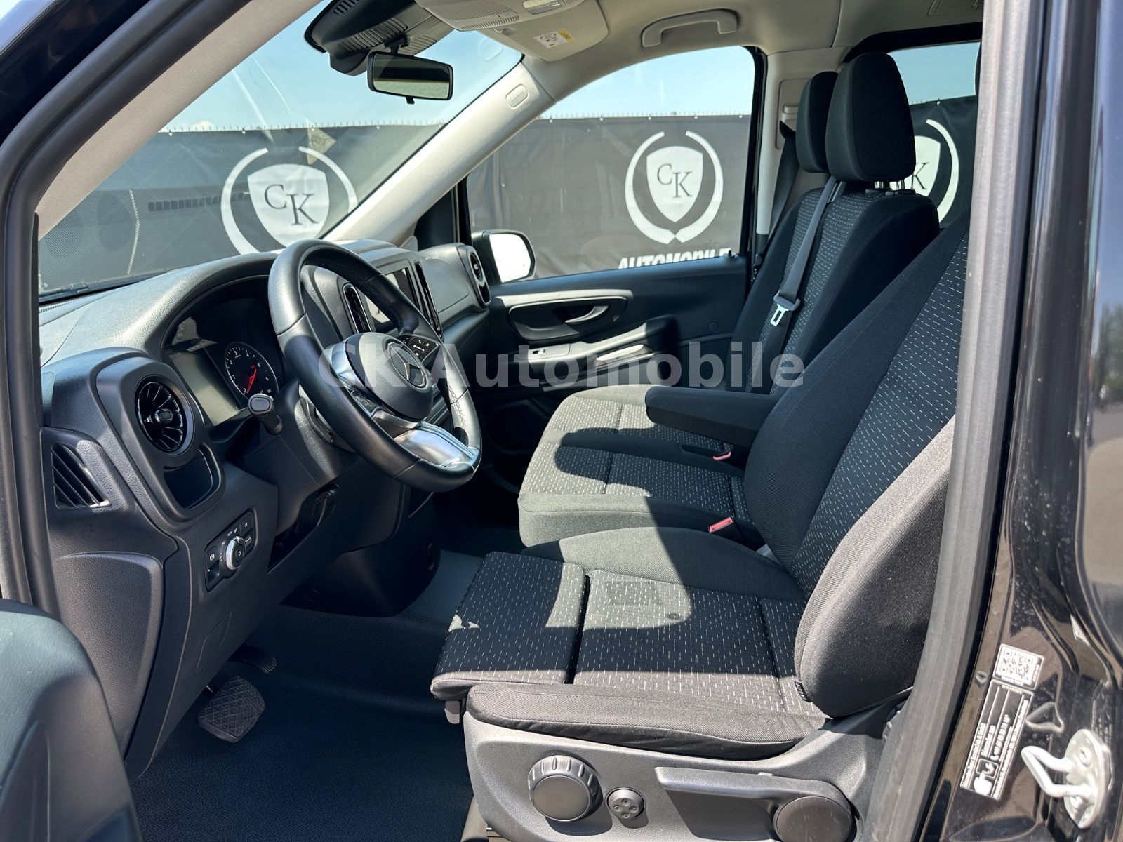 Fahrzeugabbildung Mercedes-Benz Vito Tourer 119 PRO lang/9 Sitze/Navi/LED/Kamera