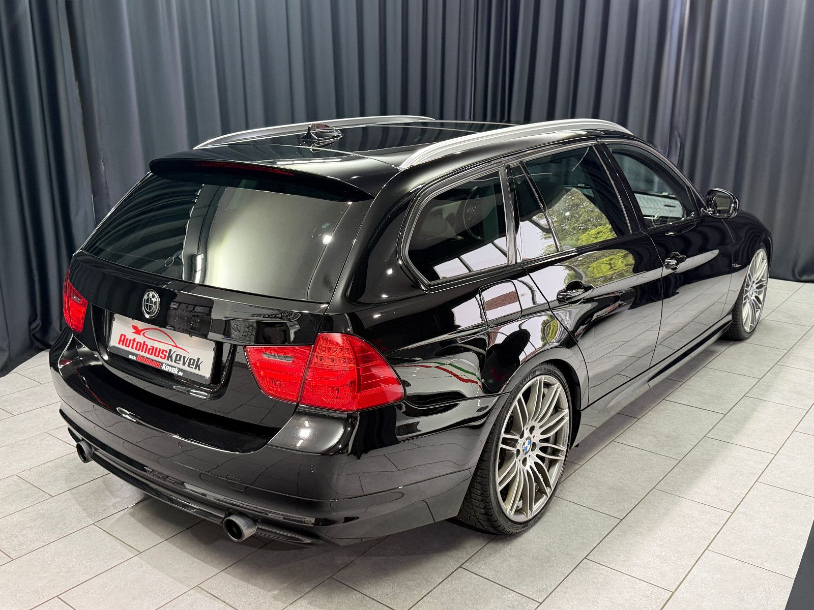 Fahrzeugabbildung BMW 335 i xDrive Touring|LEDER|NAVI|PANO