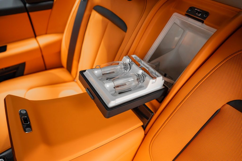 Cullinan BLACK BADGE 2026 BLACK/ORANGE 4 SEATS - Bild 25