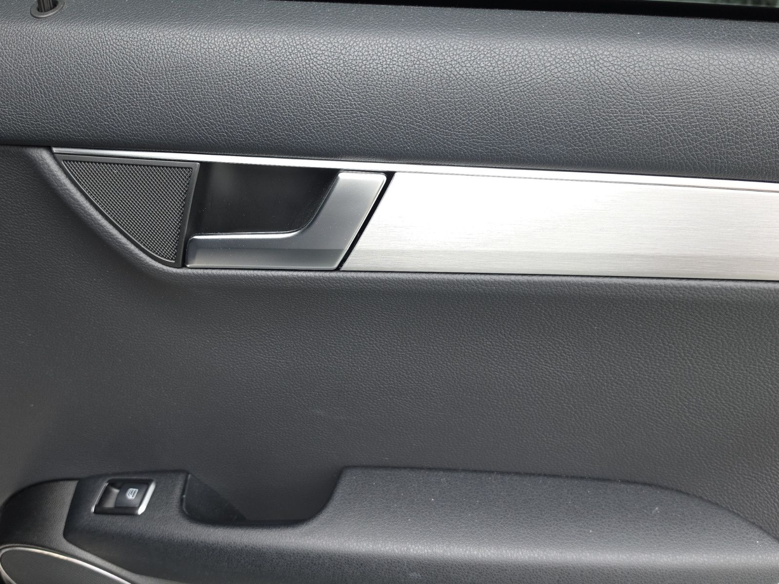Fahrzeugabbildung Mercedes-Benz C 200 CGI BlueEfficiency AVANTGARDE/AUTOMATIK