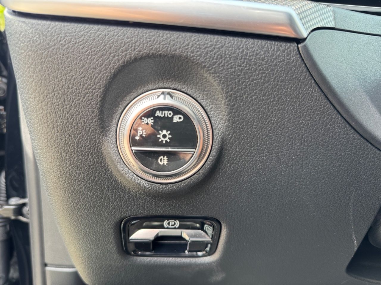 Fahrzeugabbildung Mercedes-Benz C 300 d T AMG+AHK+DISTRONIC+CARPLAY+AMBIENT+LED+