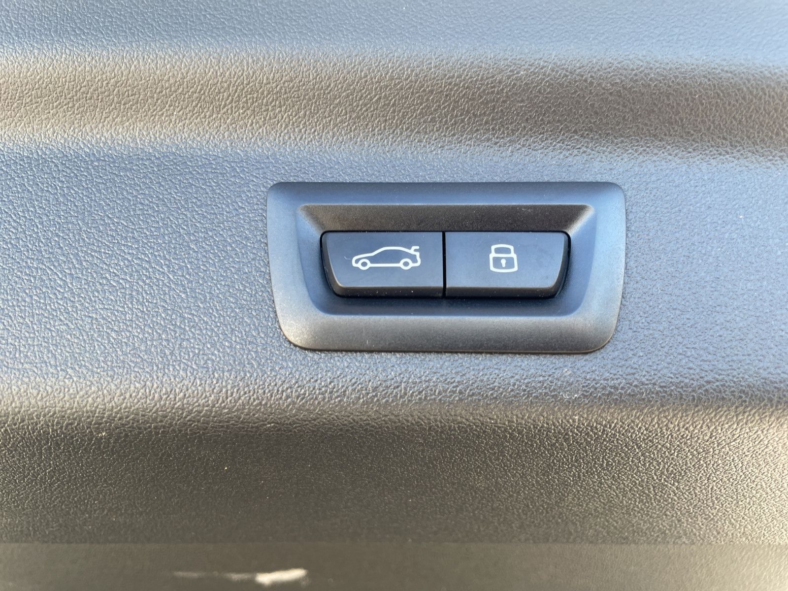Fahrzeugabbildung BMW X1 23 i xDrive Shadow*Shzg*Pano*Navi*Cam