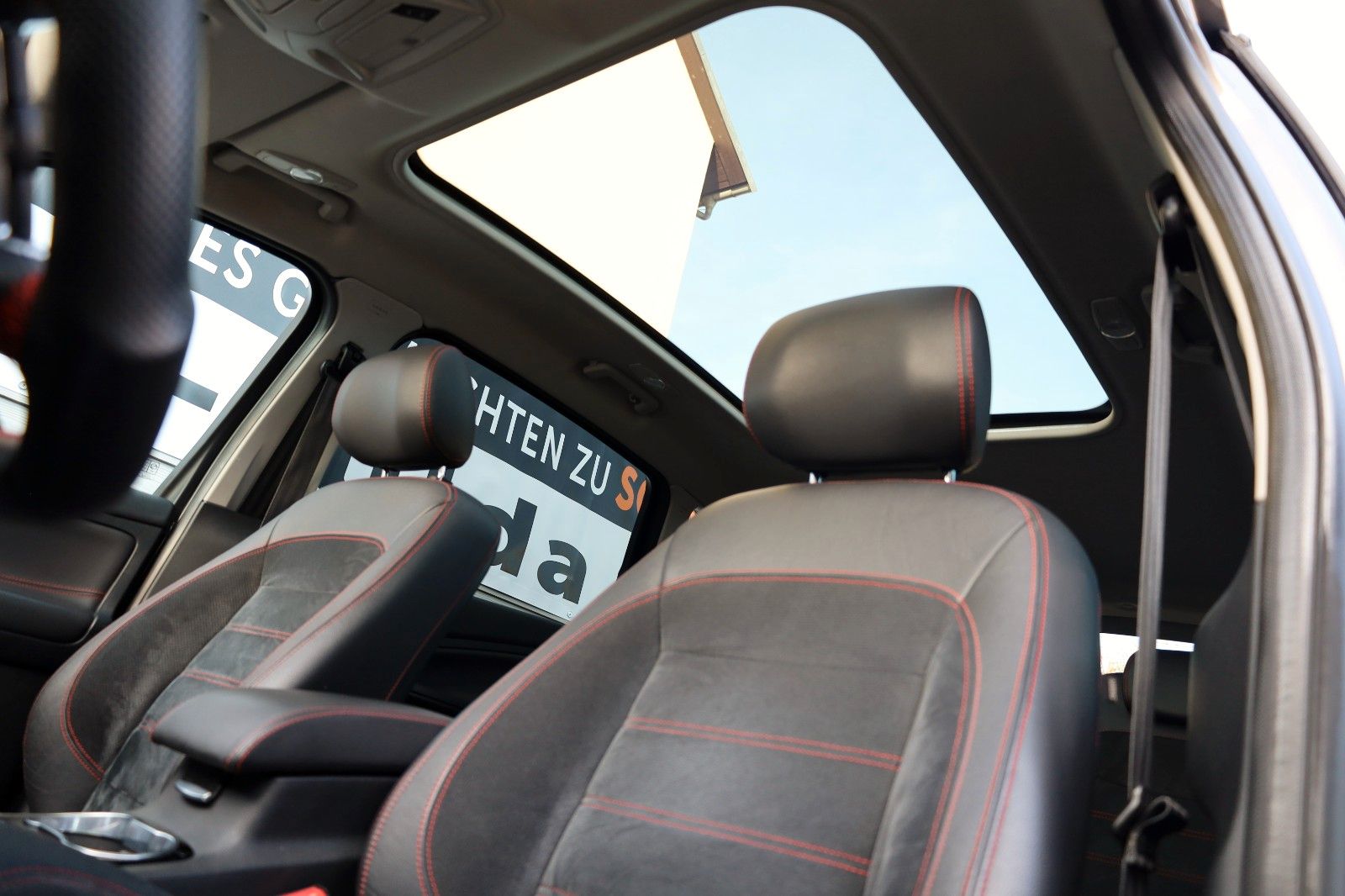 Fahrzeugabbildung Ford S-MAX Titanium S T.Leder,Navi,Xenon,Panorama,SH