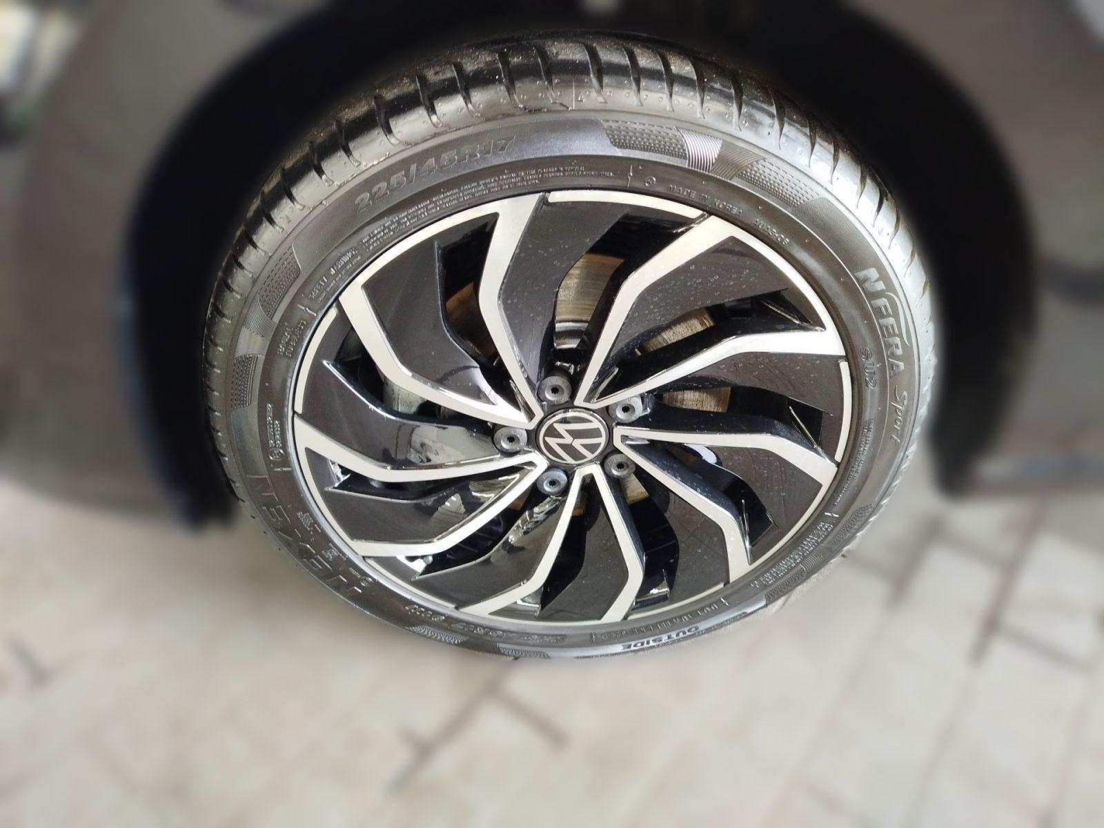 Volkswagen Golf VIII Variant 2.0 TDI DSG Life Navi AHK IQ.L