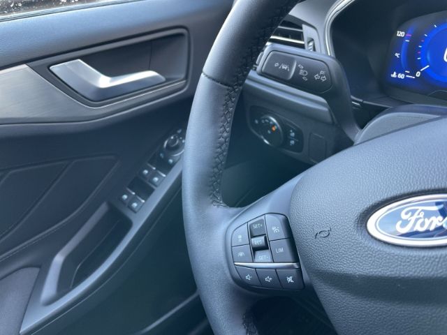 Fahrzeugabbildung Ford Focus 1.5 EcoBlue Lim. Titanium X Autom. AHK, Na