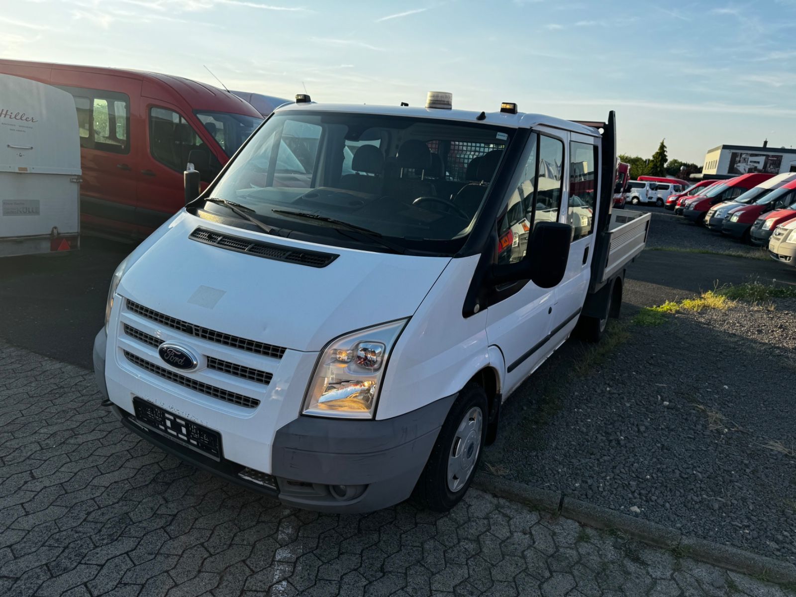 Fahrzeugabbildung Ford Transit Pritsche FT 300 M Doppelkabine Trend