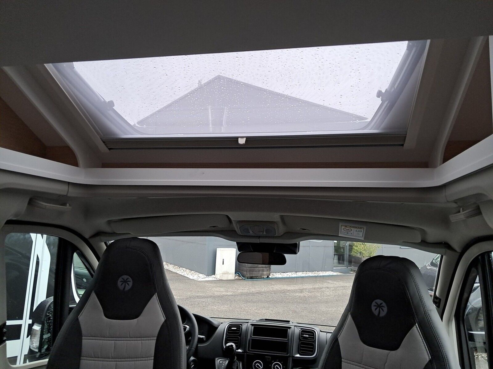 Fahrzeugabbildung Sunlight Adventure T 66S Automatik, Dörr Edition, TV