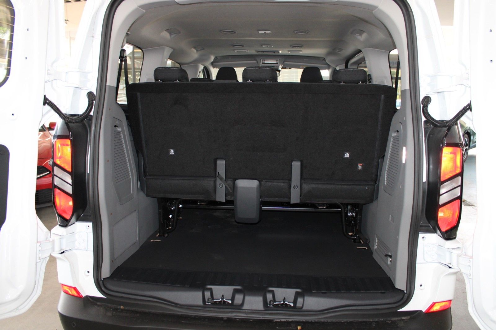 Fahrzeugabbildung Ford Transit Custom Kombi Trend 8-Sitzer GJR SOFORT