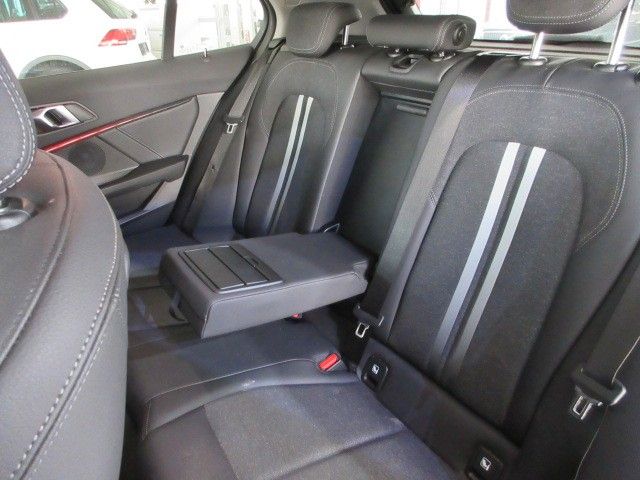 Fahrzeugabbildung BMW 118 i SportLine LED/NAVI/SHZ/PDC/AHK/STANDHZ/17"