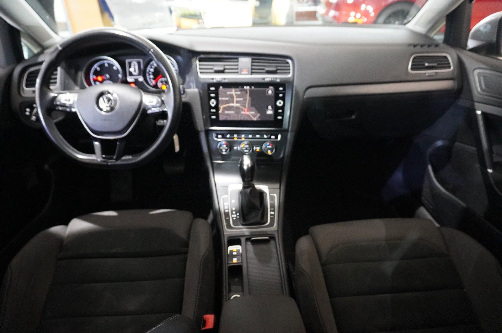 Fahrzeugabbildung Volkswagen Golf VII VARI. 1.6 TDI COMOFRT. DSG NAVI/LED/SHZ