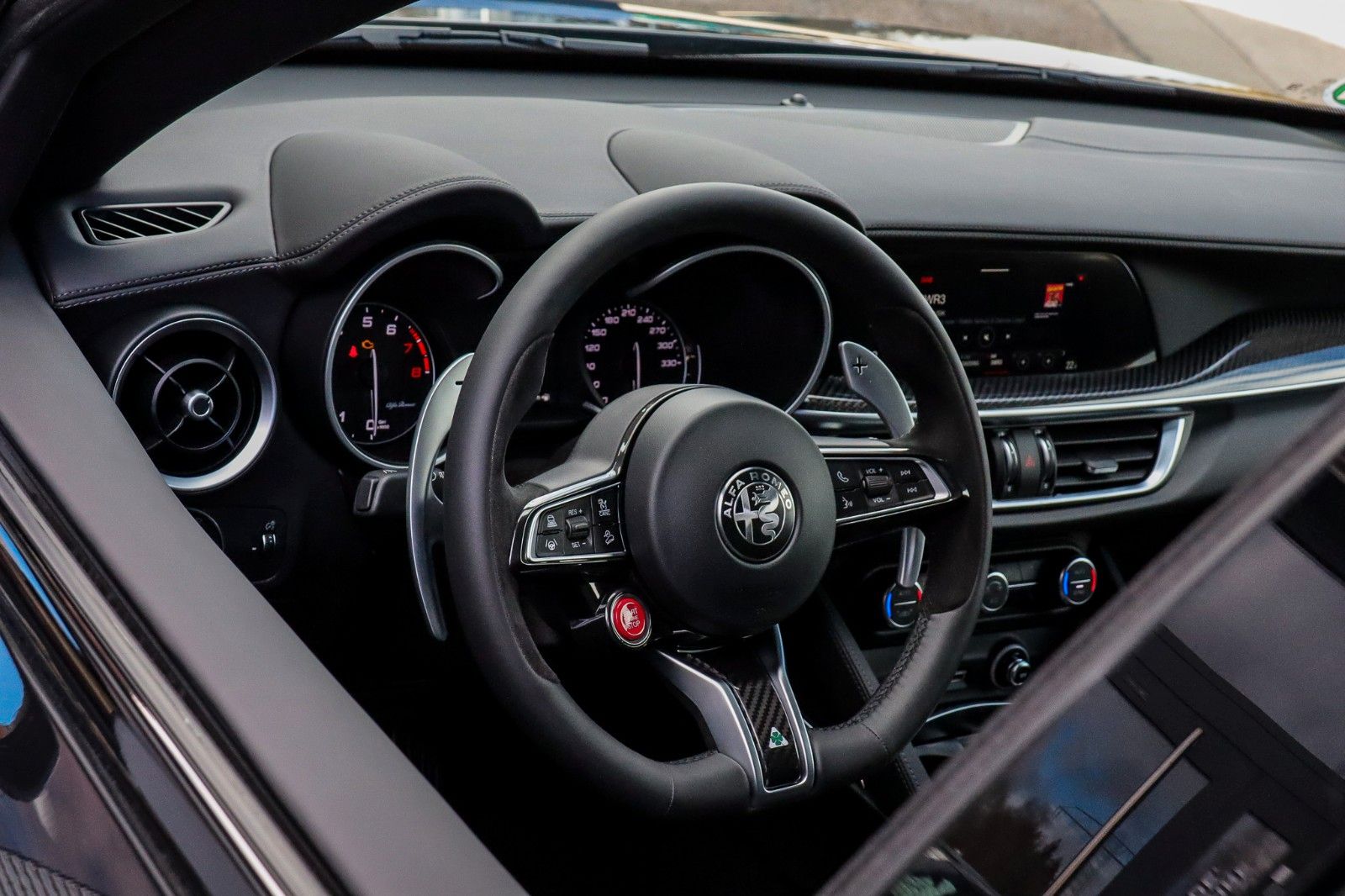 Fahrzeugabbildung Alfa Romeo Stelvio Quadrifoglio*Panorama*Leder*H&K*Kamera*
