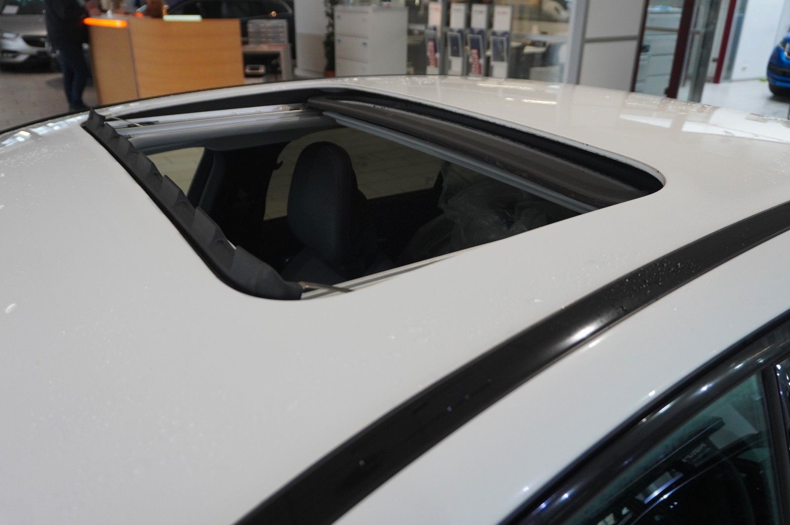 Fahrzeugabbildung Mercedes-Benz C 200 LIM. AVANTGARDE 9G NAVI/LED/KAMERA/PANO.