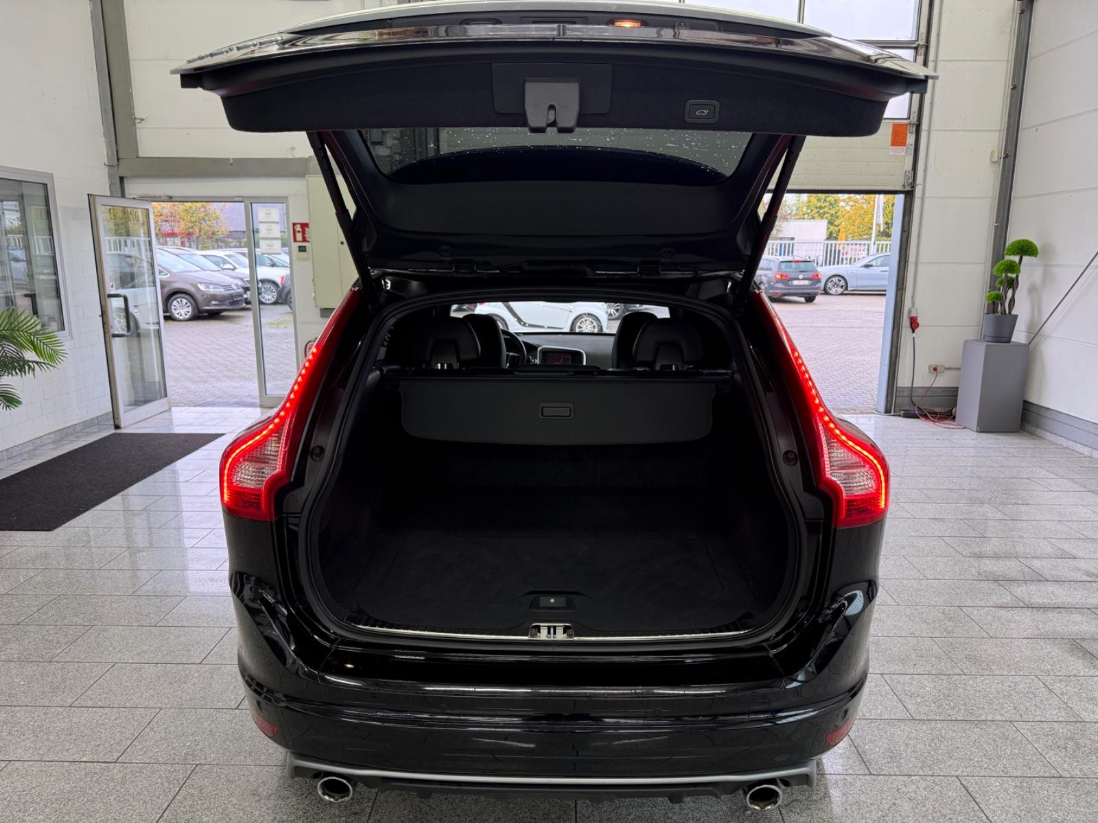 Volvo XC60 2.0 D4*MOMN*R-DSGN*2WD*ACC*PAN*CAM*BI-XN*AH