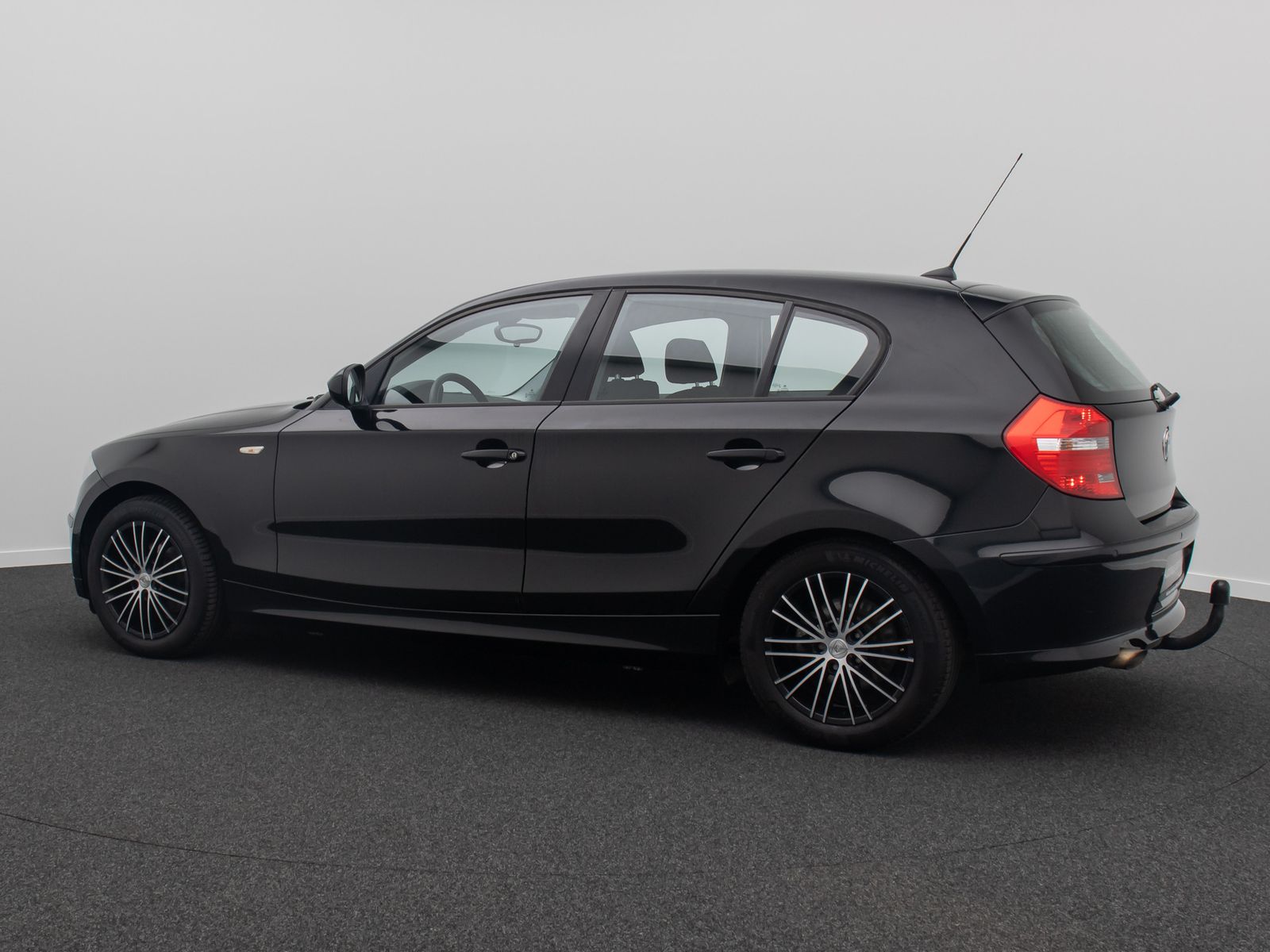 Fahrzeugabbildung BMW 116i PDC AHK Klimaanlage Alarm Start-StopAut LM