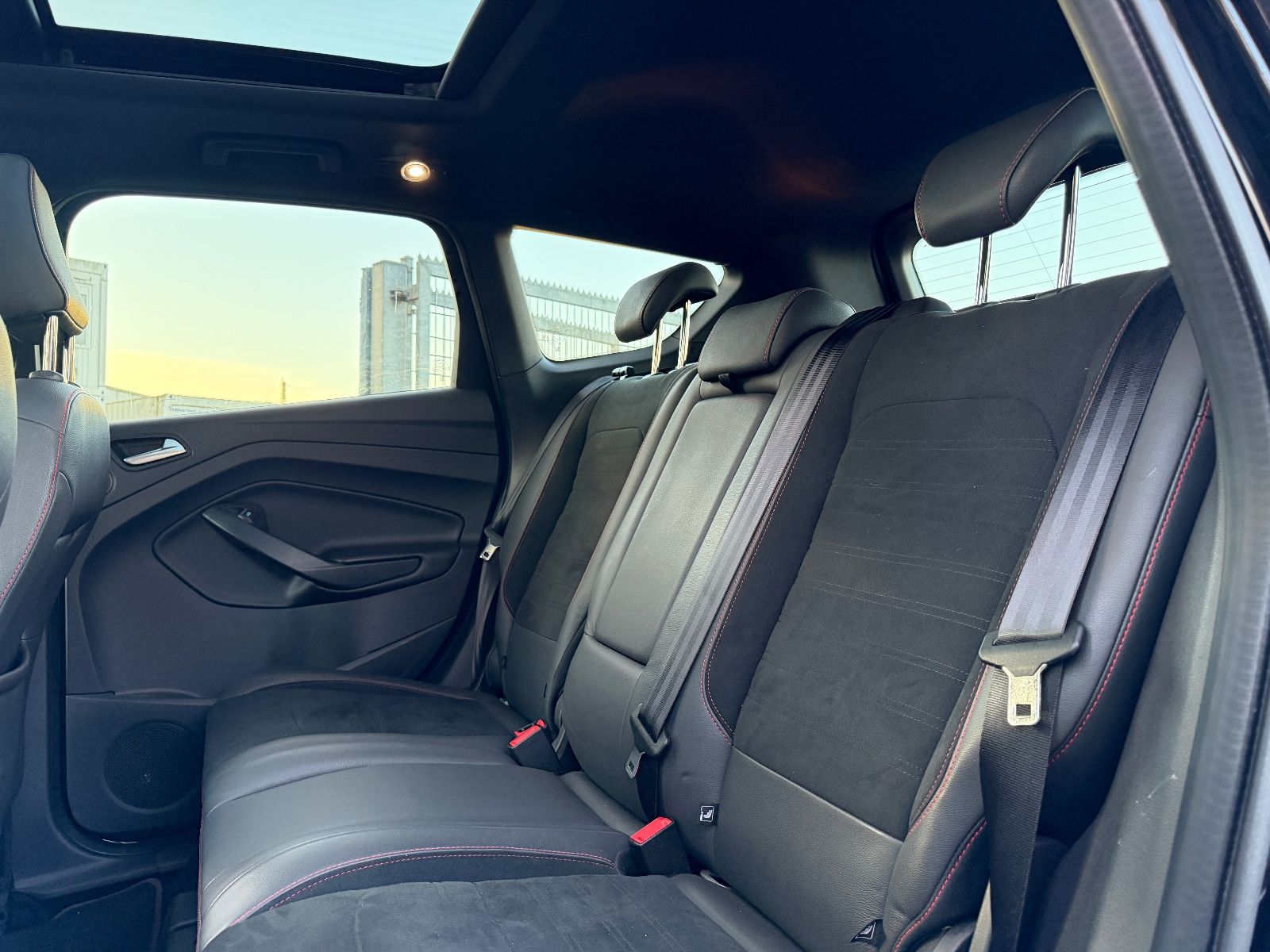 Fahrzeugabbildung Ford Kuga ST-Line ALLRAD*PANO*ALCANTARA*AHK*