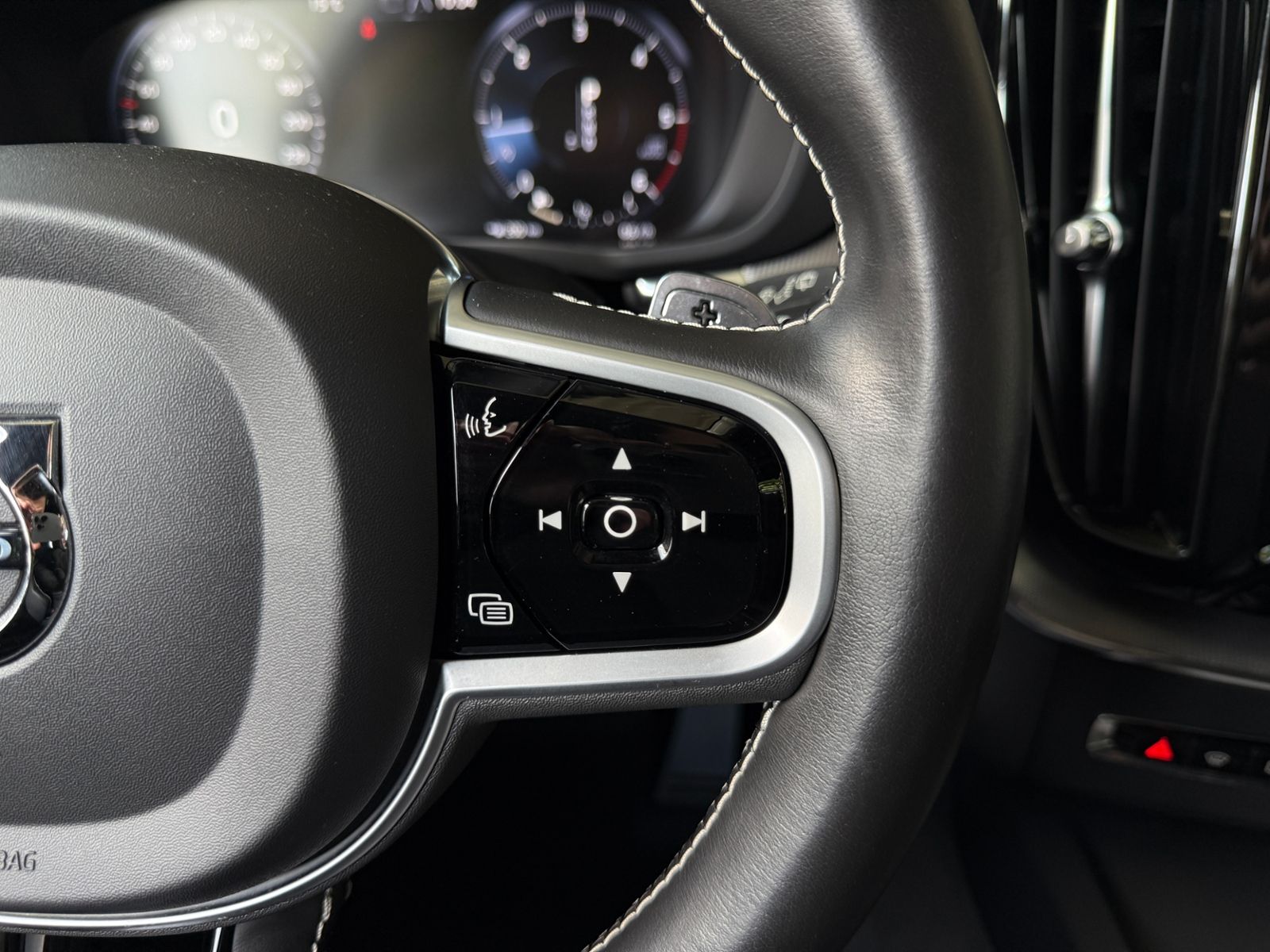 Fahrzeugabbildung Volvo XC60 R Design AHK H/K KAM LED