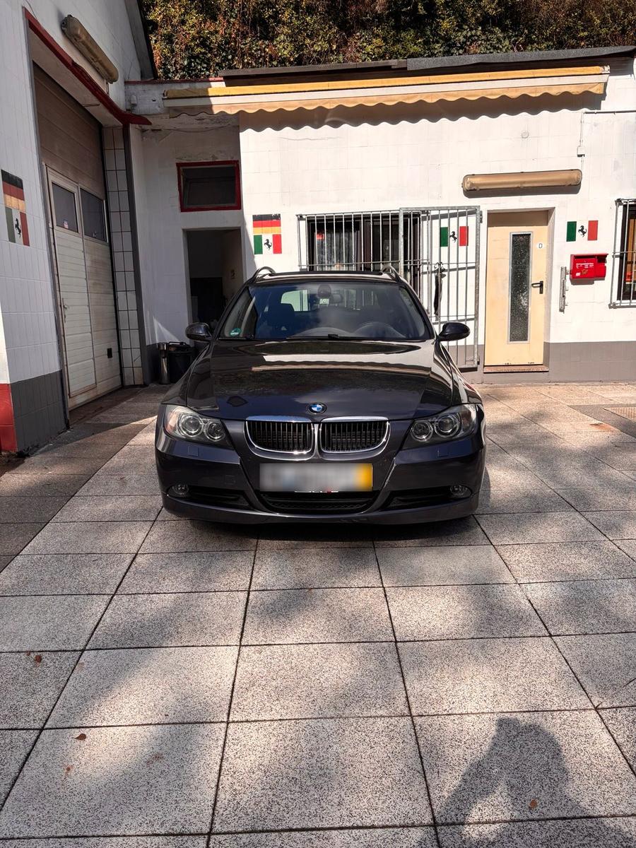 BMW 318 2008 — вигляд ззаду