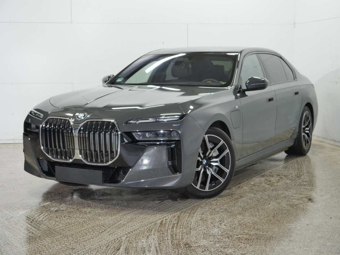 Fahrzeugabbildung BMW 750e xDr M Sport TV SkyLounge Chauffeur Kristall