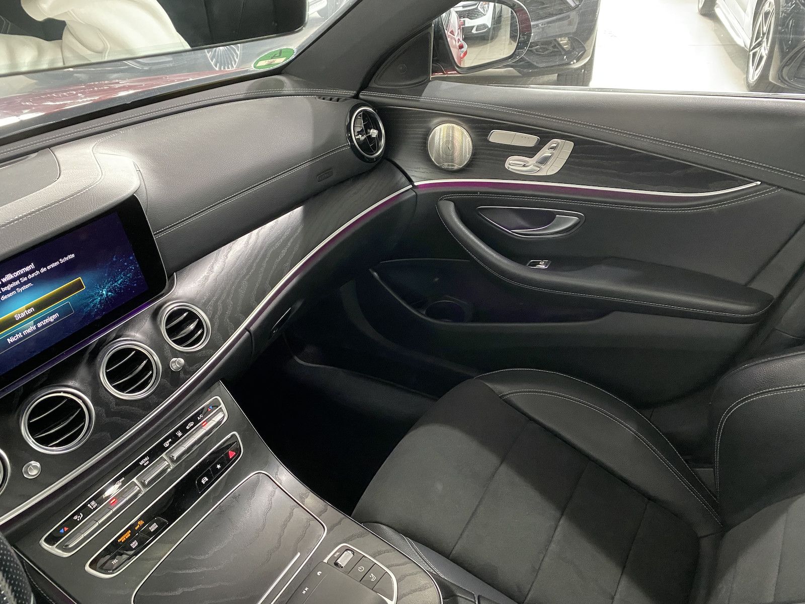 Fahrzeugabbildung Mercedes-Benz E 220 d T AMG/PANO/STHZG/´20/DIS/BUR/AHK/