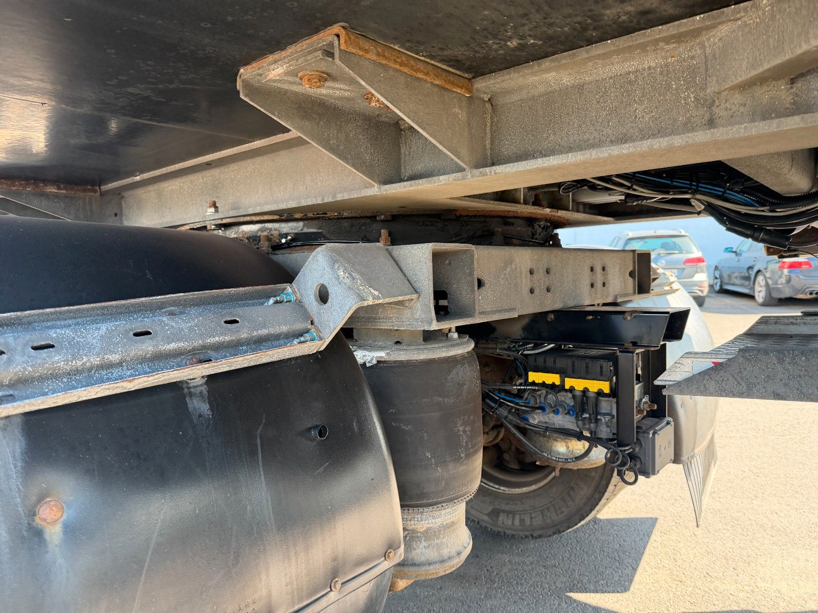 Fahrzeugabbildung Schmitz Cargobull SKO10 Carrier Maxima 1300 LBW Bär 2000kg gelenkt
