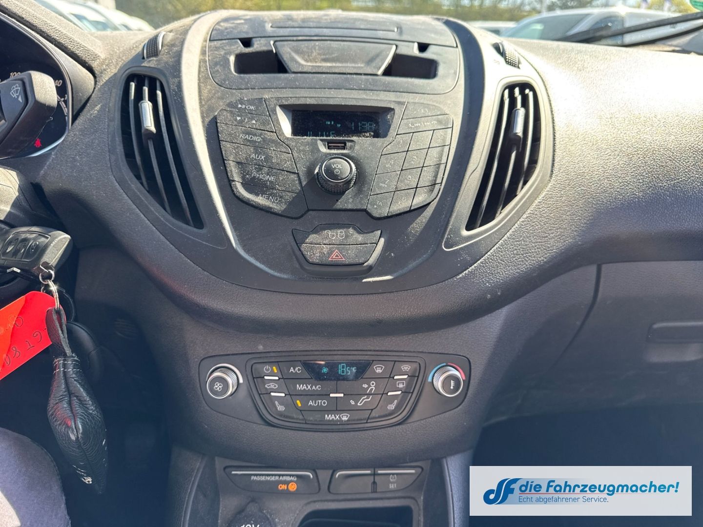 Fahrzeugabbildung Ford Tourneo Courier Titanium Mehrzonenklima *EXPORT