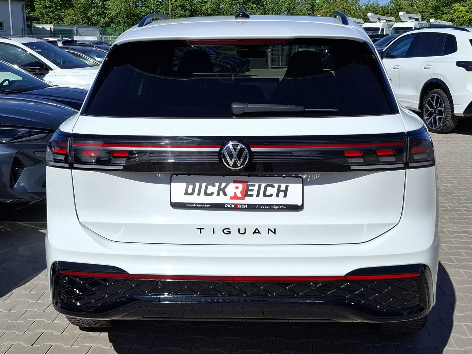 Fahrzeugabbildung Volkswagen Tiguan 2.0 TDI 4M R-Line BLACK*PAN*HK*AHK*MATRIX