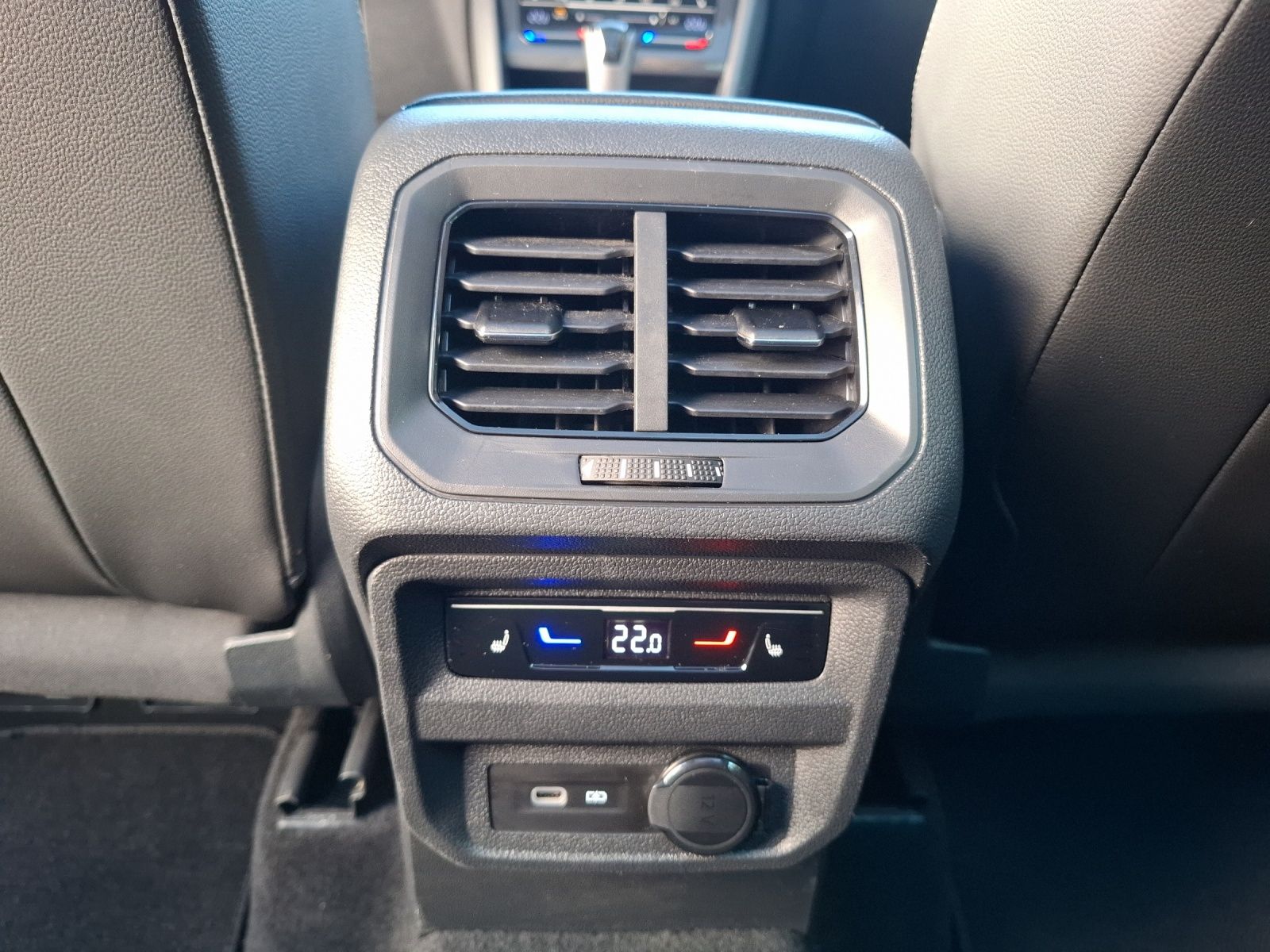 Fahrzeugabbildung Volkswagen Tiguan TSI R-line DSG Matrix Navi AID ACC 360° P