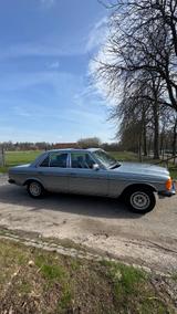 Mercedes-Benz 230 W123 Oldtimer mit H-Kennzeic - Mercedes-Benz 230: Limousine
