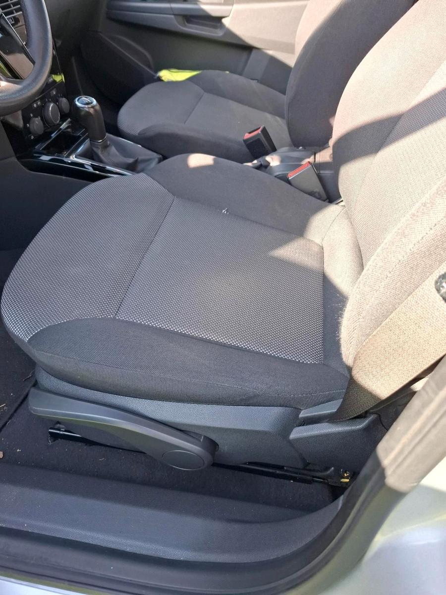 Opel Astra 2011 — photo 8
