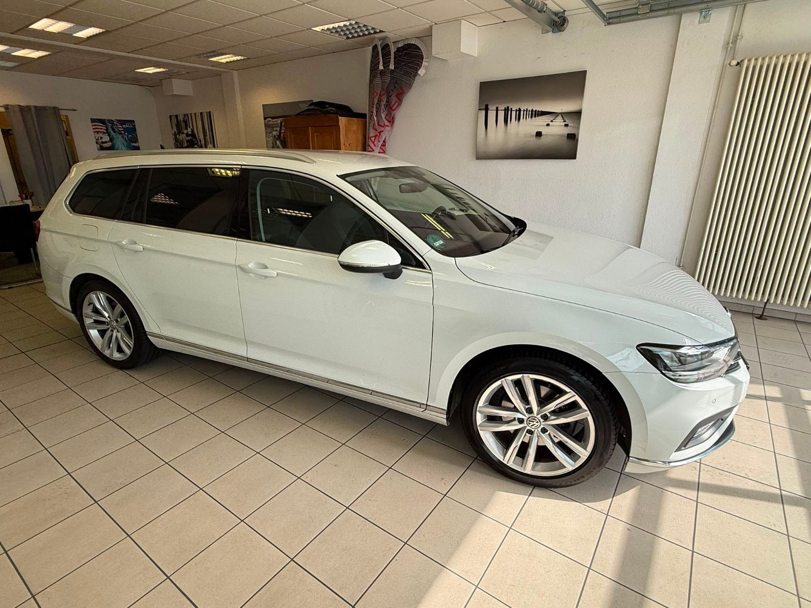 Fahrzeugabbildung Volkswagen Passat Variant Elegance / AHK / GEPFLEGT /