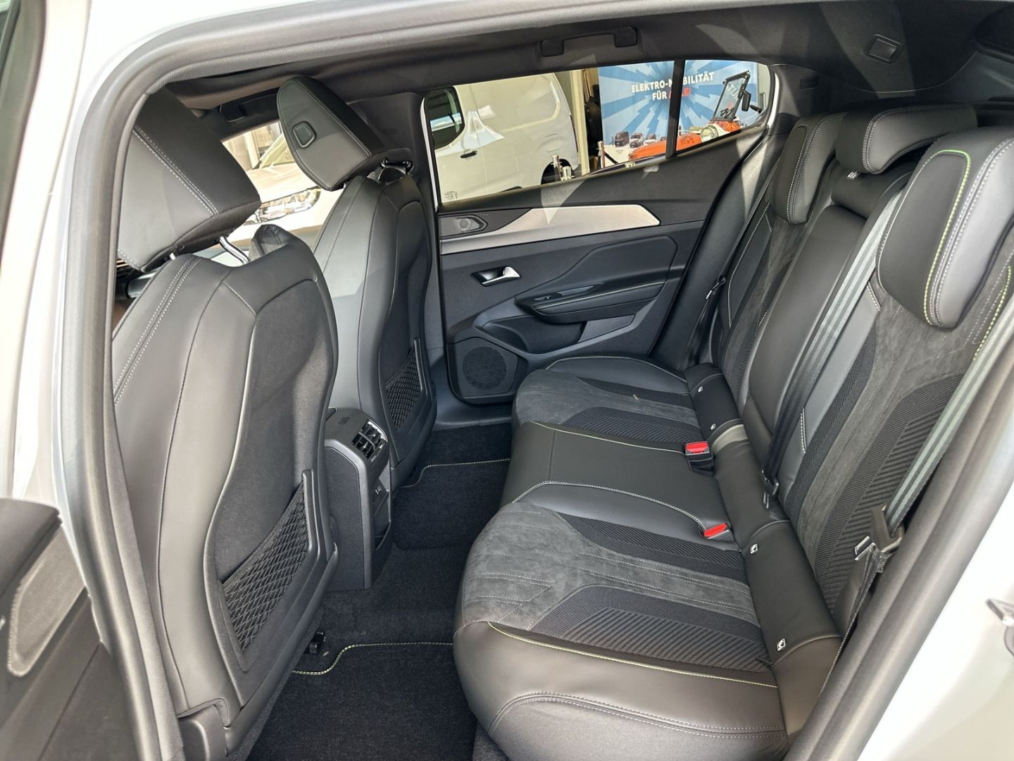 Fahrzeugabbildung Peugeot 408 GT Hybrid 145 e-DSC6 El. Panodach Navi SHZ