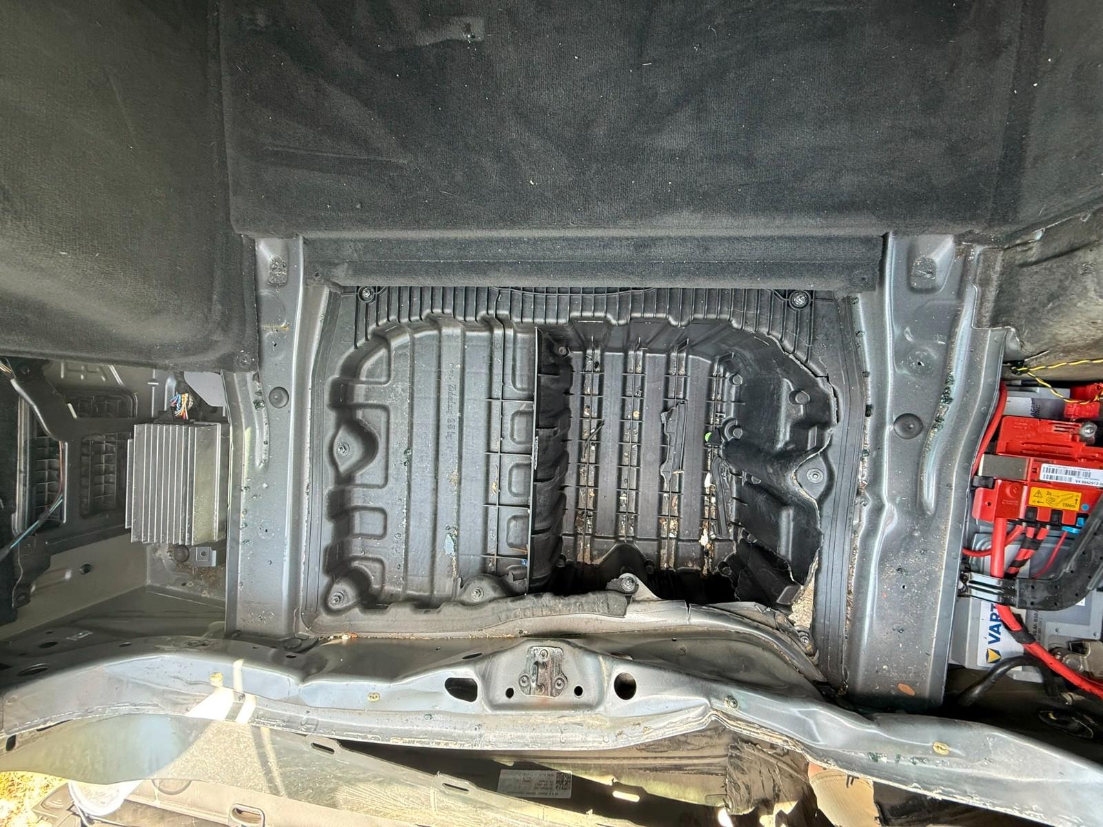 BMW 330 2011 — photo 12
