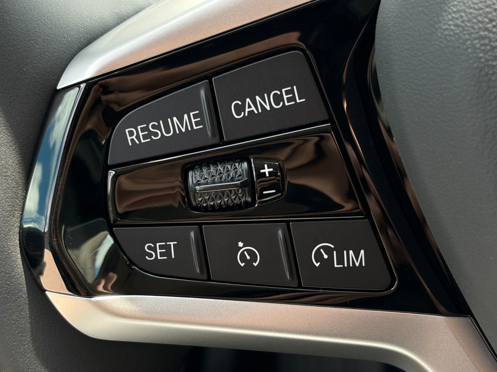 Fahrzeugabbildung BMW 318i Limo Cockpit+ Alarm Ambiente 3-ZKlima CAM