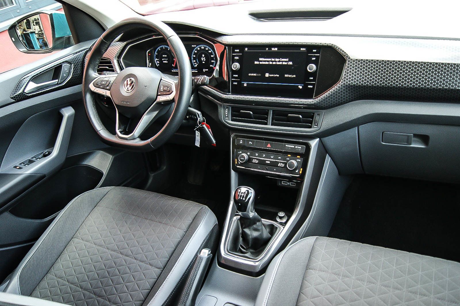 Fahrzeugabbildung Volkswagen T-Cross HIGHLINE 1.0 TSI NAVI LED VIRTUAL 1.HAND