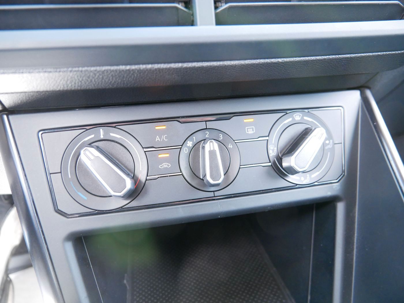 Fahrzeugabbildung Volkswagen Polo -VI 1.0 Trendline Klimaanlage Metallic