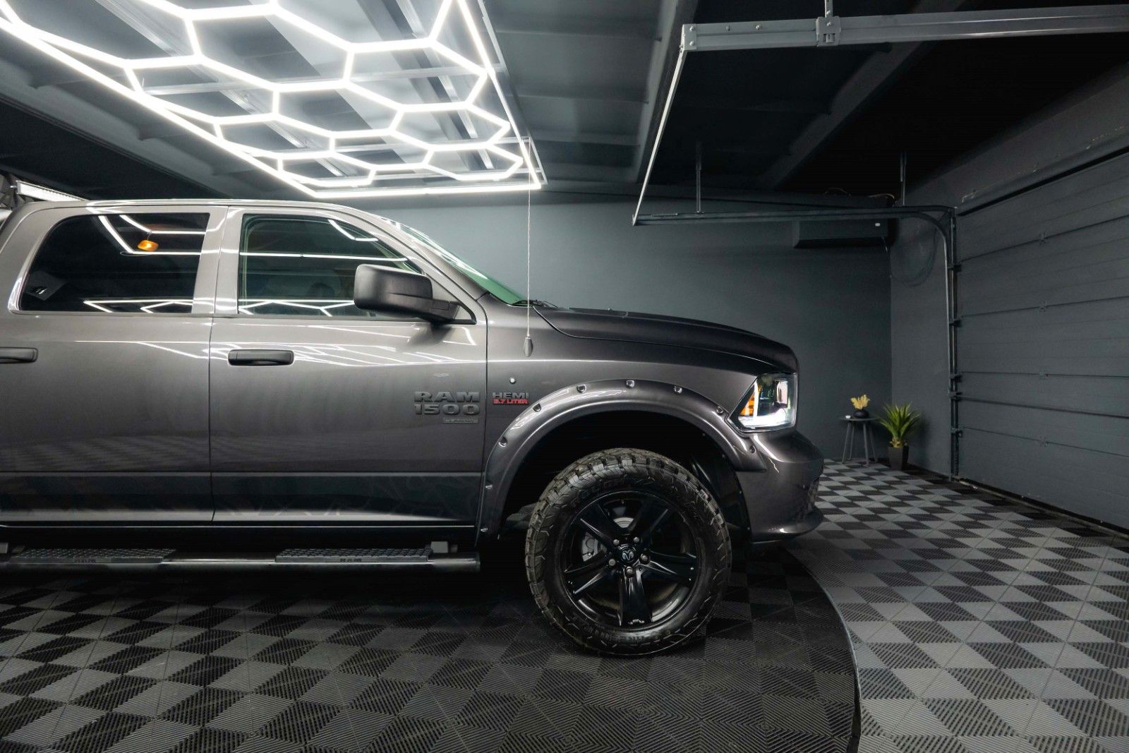 Fahrzeugabbildung Dodge RAM 5.7 V8 HEMI 4x4 OFFROAD Night-Paket *LED*19%