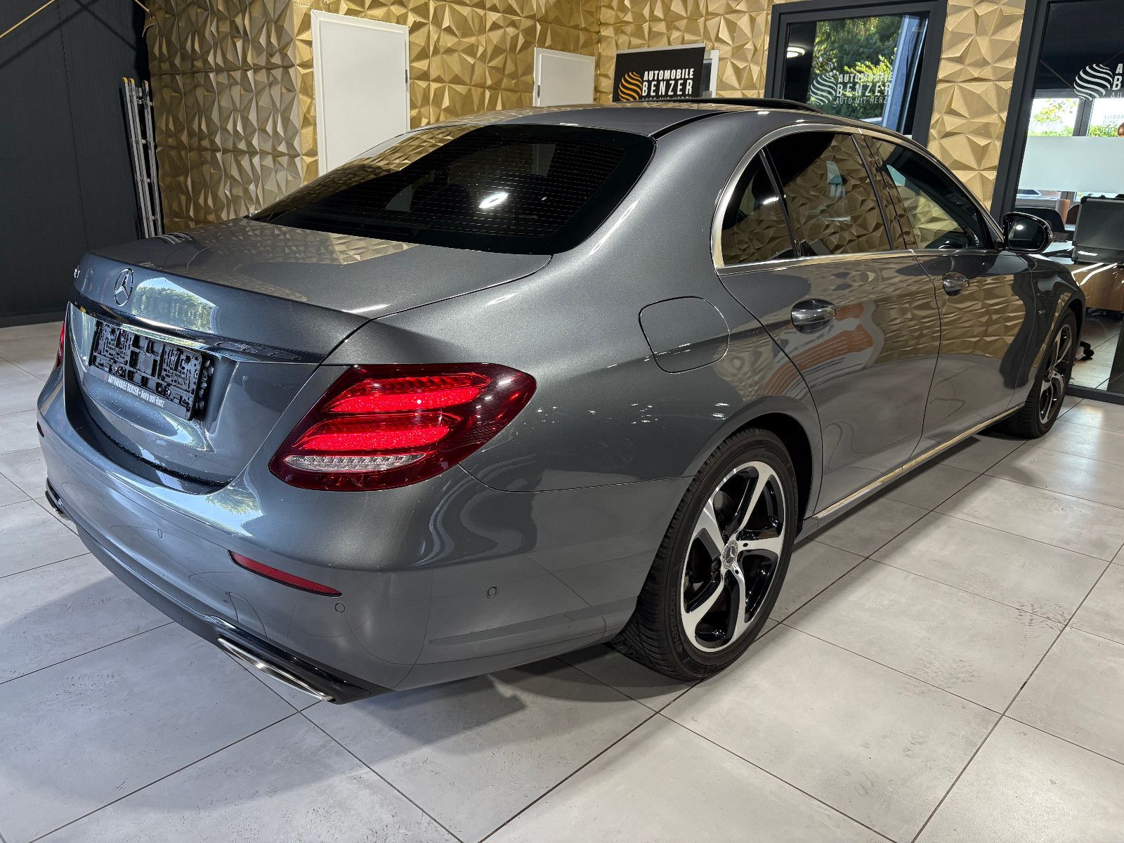 Fahrzeugabbildung Mercedes-Benz E 200 Lim./PANO/AMBIENTE/APPLE/SHZ/KLIMA/